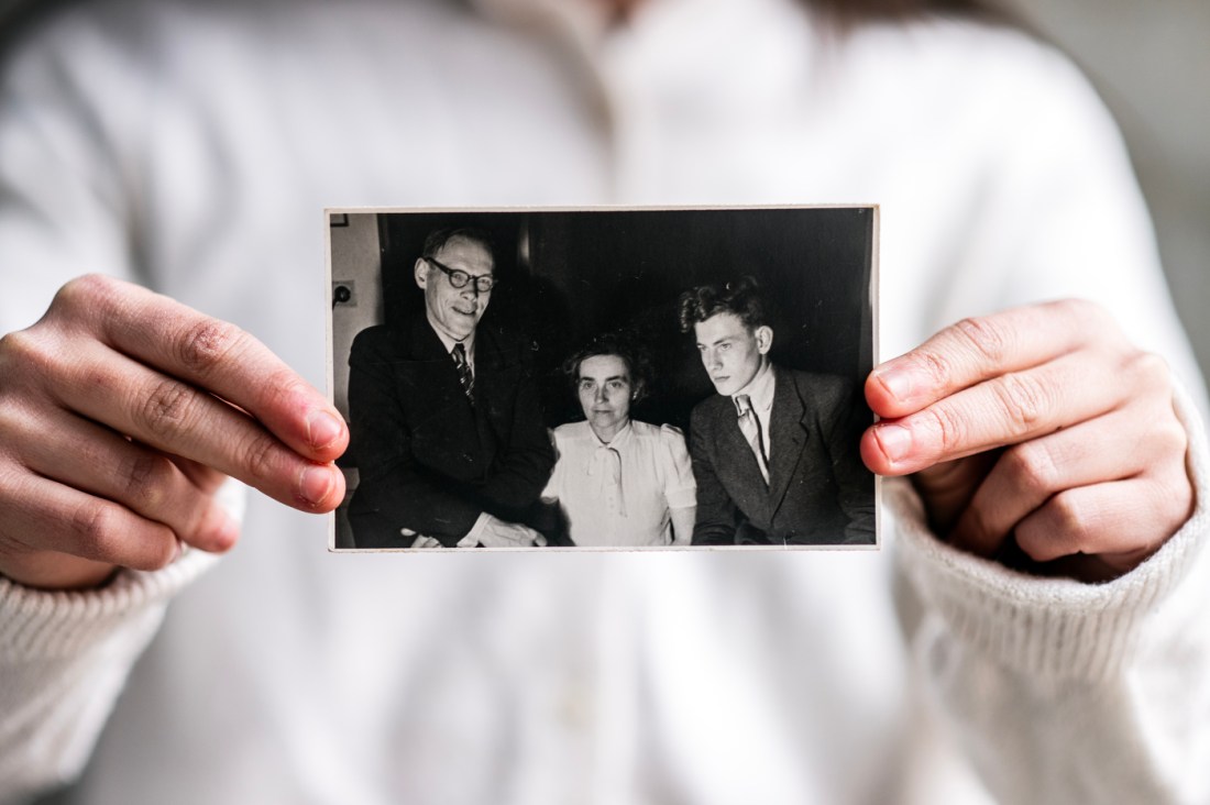 Andie Weiner持有荷兰族成员黑白相片,这些成员向纳粹隐藏她的祖父