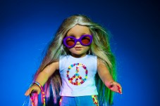 朱莉美少女洋娃娃穿白衬衫 带和平符号和紫墨镜