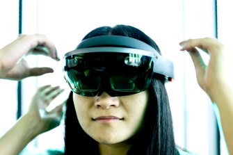 穿VR/AR护目镜的妇女