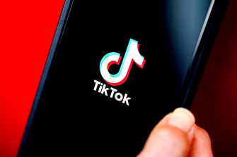 个人手机显示TikTok加载屏