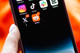 手机显示数社会媒体应用包括Instagram、TikTok、X和Reddit