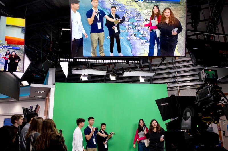 多人站在绿屏前 新闻站演播室 东北创业Treks程序