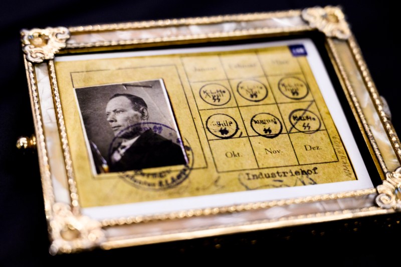 大屠杀幸存者身份证金色图片框