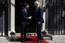 总理Rishi Sunak在伦敦与美国总统Joe Biden握手