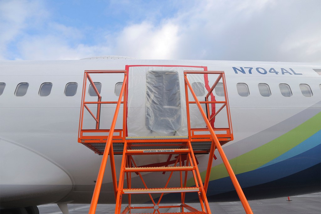 博音飞机开放区 门可能在那里区域覆盖塑料并有橙级阶梯