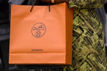 人持有橙零售Hermes包