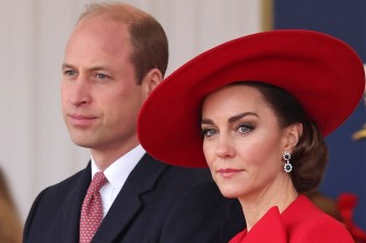 威廉王子穿西装 凯特公主穿红礼服和红帽