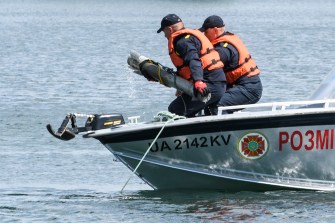 船上两个人穿救生衣清除湖内未爆炸弹