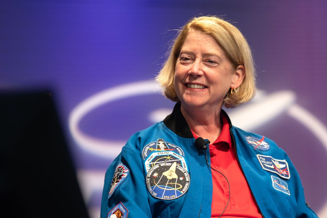 Pam Melroy穿NASA夹克和红衬衫笑