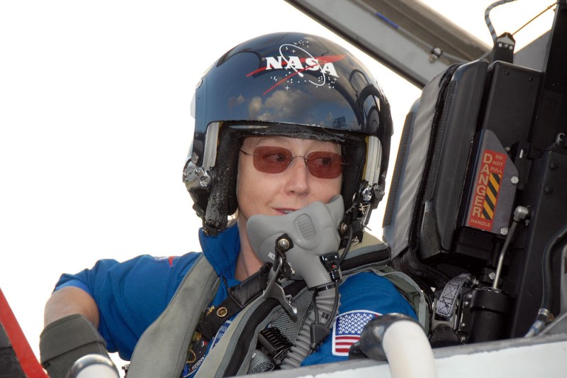 Pam Melroy戴NASA头盔
