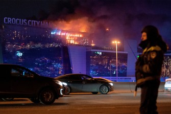 莫斯科Crocus市政厅在恐怖袭击后烧毁