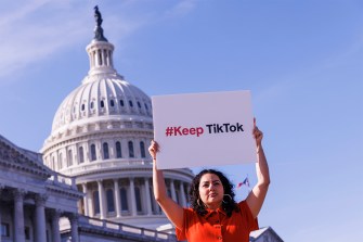 表示#keepTikTok在华府前