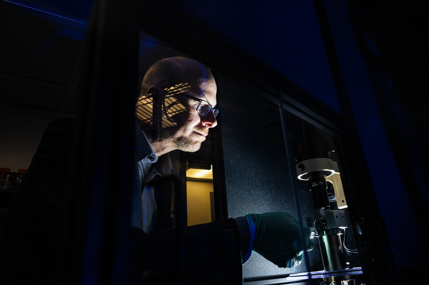 Mark Williams在一个黑暗实验室研究DNA和RNA