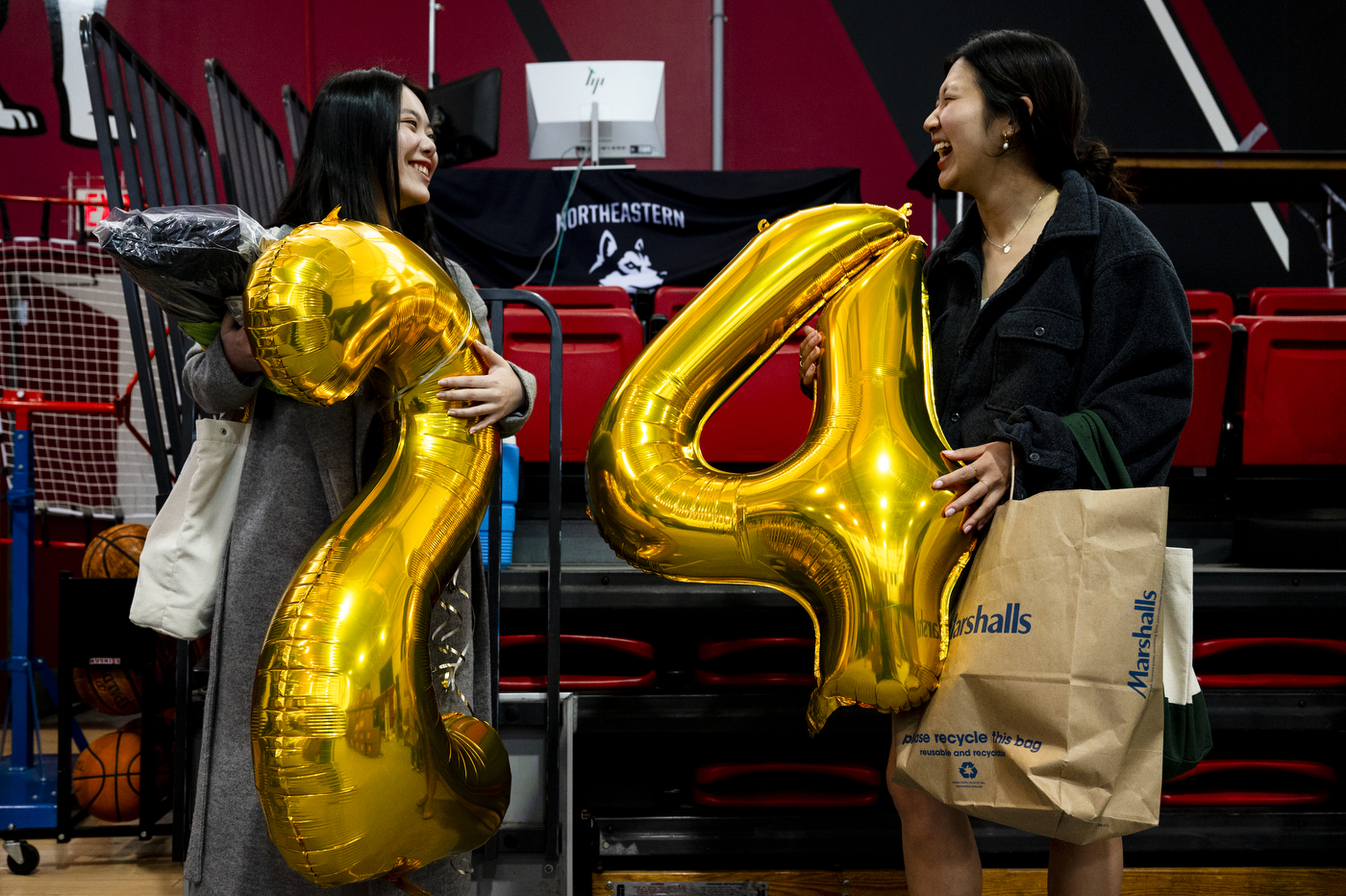 东北毕业生Cameron Ko和Elisa Kwon持有2024气球