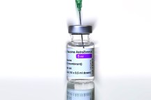 一瓶AstraZeneca疫苗并装针头