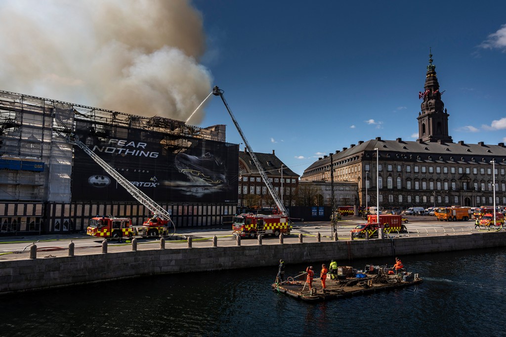 消防员在哥本哈根老股市喷水