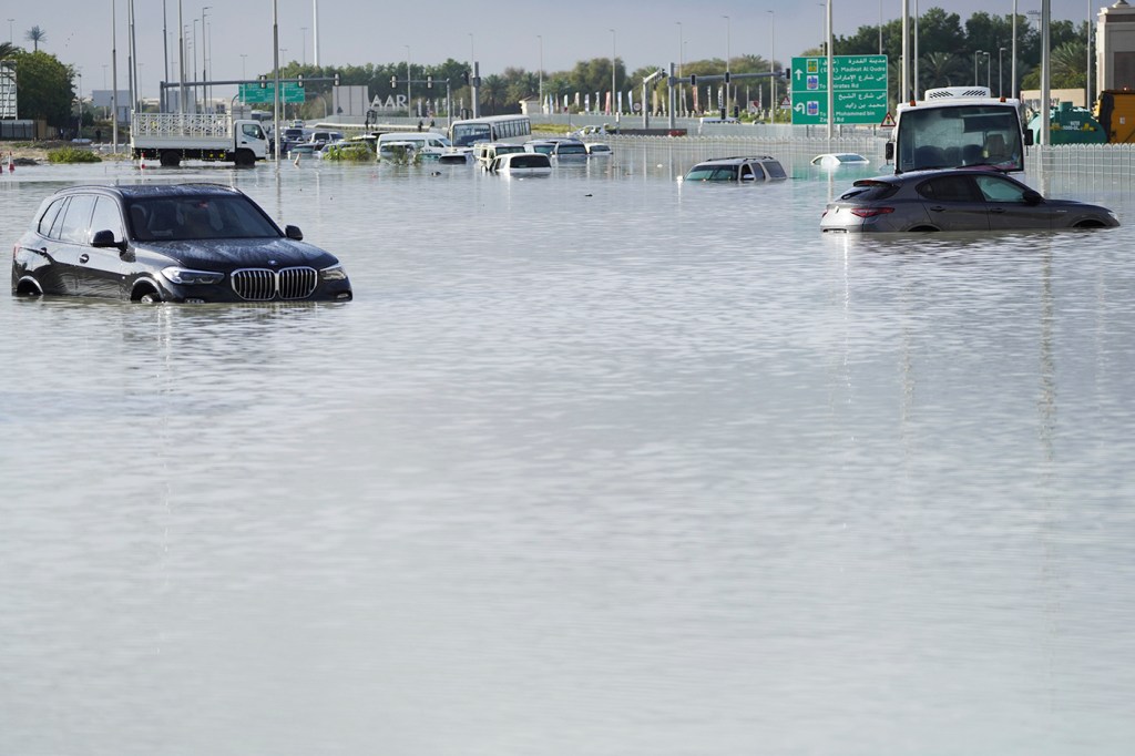 数辆汽车淹水迪拜