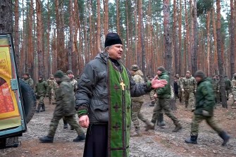 一位俄国正教牧师在外向士兵讲话时高手