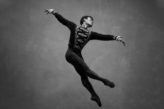 John Lam跳舞 黑白中空