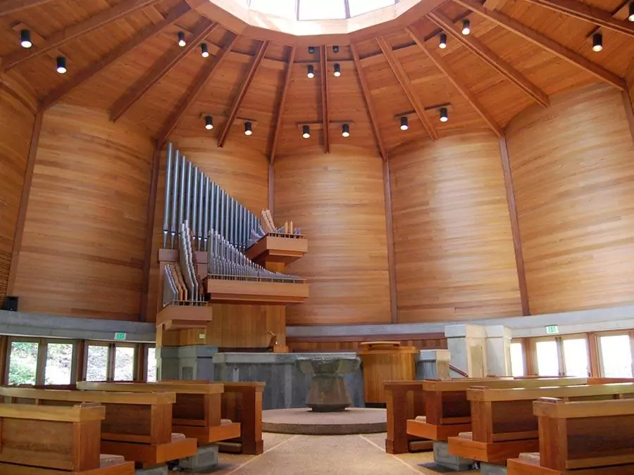 教堂内部包括管风琴