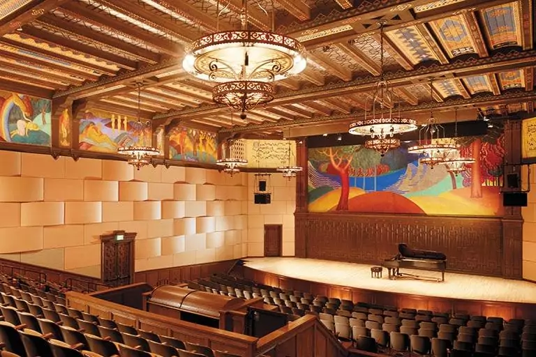 利特菲尔德音乐厅舞台的内部视图