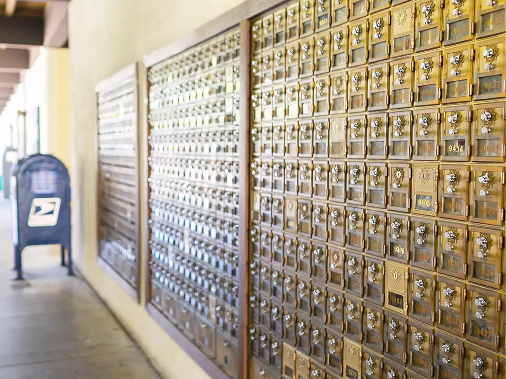 邮件复印中心外一排排的邮箱