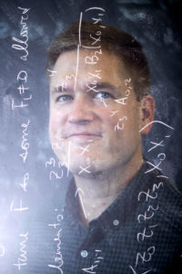 “弦理论不是一个固定的学科，”东北大学物理学助理教授詹姆斯·霍尔沃森(James Halverson)说。“这是一个复杂的问题，所以我们不仅需要来自数学的现代技术，还需要来自计算机科学的现代技术。”摄影:Matthew Modoono/东北大学raybet雷竞技雷竞技app最新版