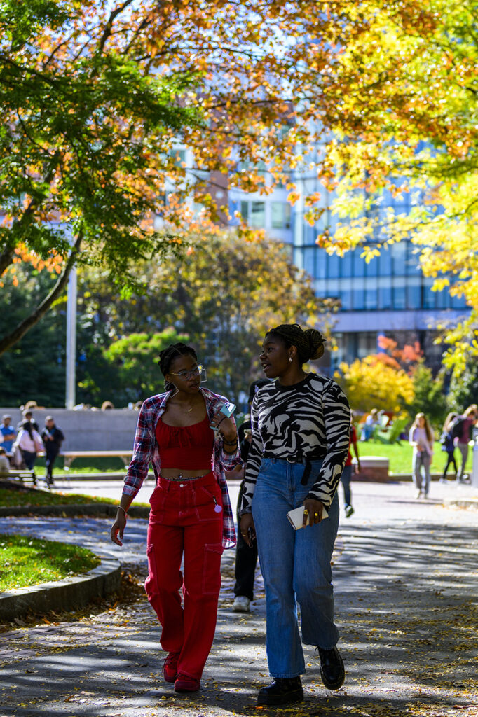 两个学生走一条通过纪念共同在波士顿校园