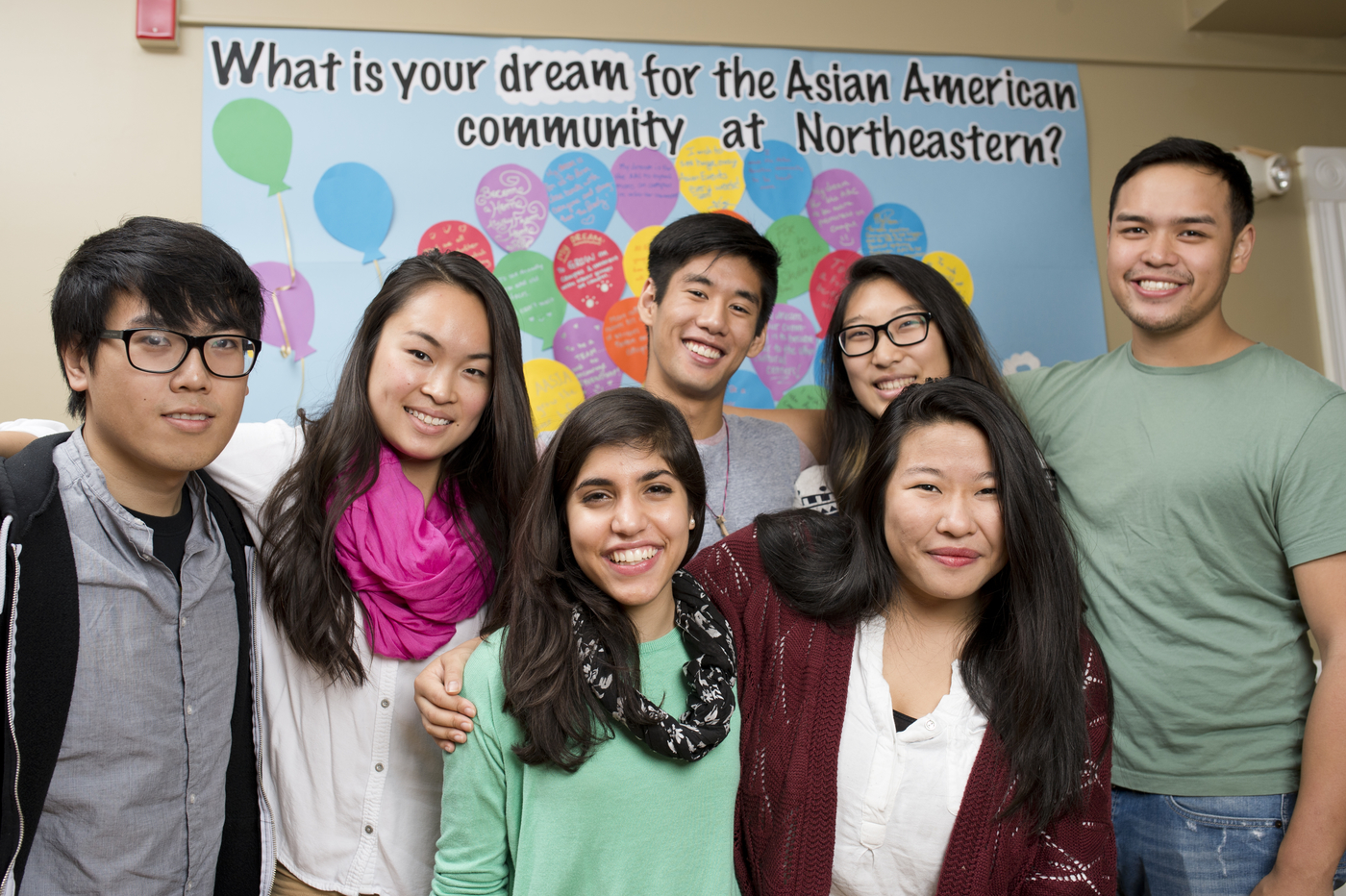一群7东北的亚裔美国学生中心
