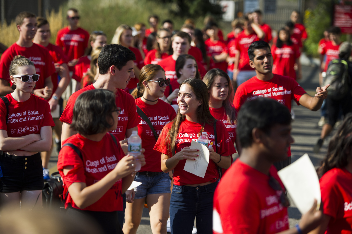 很多学生穿红色衬衫“社会科学和人文学院”